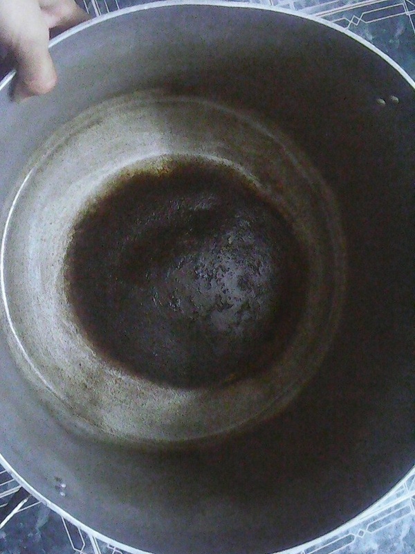 Hàng bánh tráng đựng trứng vào xô lau nhà gây sốc Hàng bánh tráng đựng trứng vào xô lau nhà gây sốc