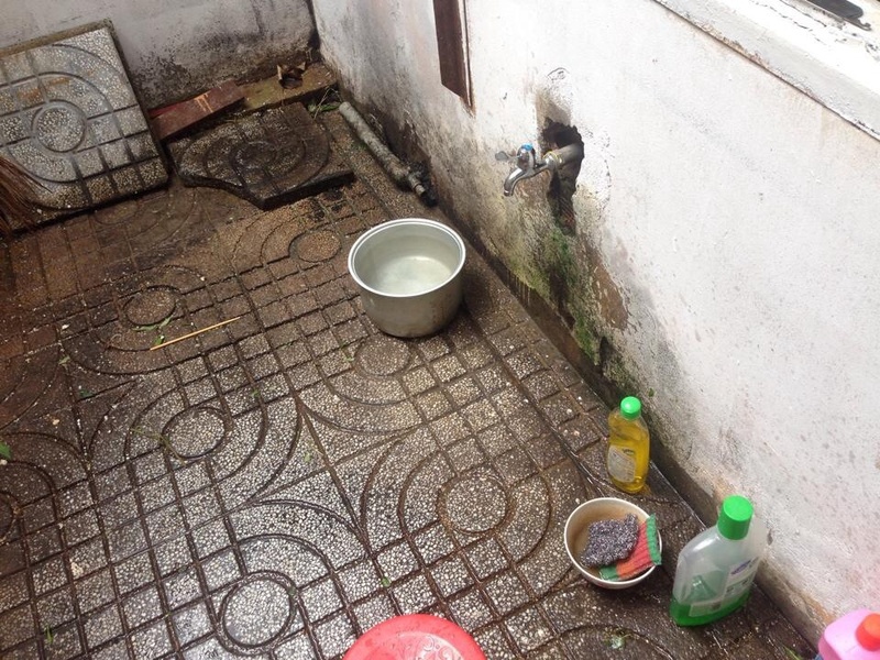 Hàng bánh tráng đựng trứng vào xô lau nhà gây sốc Hàng bánh tráng đựng trứng vào xô lau nhà gây sốc