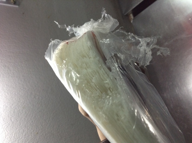 Hàng bánh tráng đựng trứng vào xô lau nhà gây sốc Hàng bánh tráng đựng trứng vào xô lau nhà gây sốc