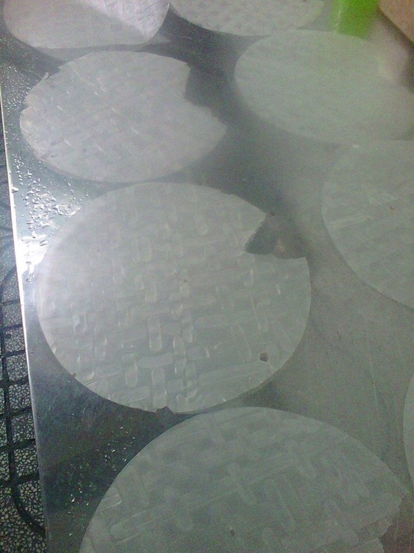 Hàng bánh tráng đựng trứng vào xô lau nhà gây sốc Hàng bánh tráng đựng trứng vào xô lau nhà gây sốc