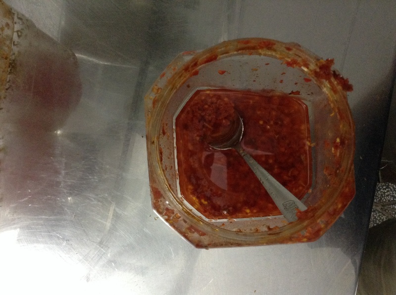 Hàng bánh tráng đựng trứng vào xô lau nhà gây sốc Hàng bánh tráng đựng trứng vào xô lau nhà gây sốc