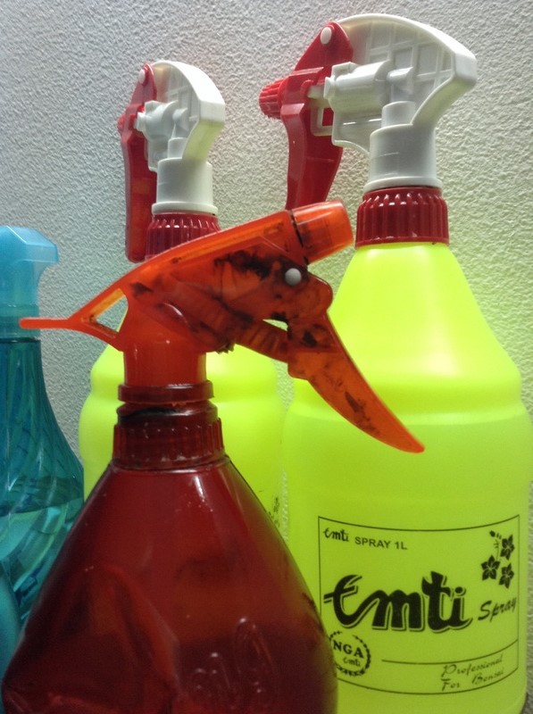 Hàng bánh tráng đựng trứng vào xô lau nhà gây sốc Hàng bánh tráng đựng trứng vào xô lau nhà gây sốc