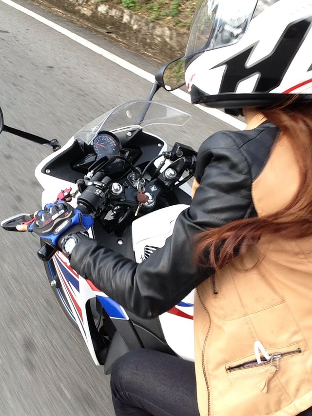 Cô gái Huế xinh đẹp cưỡi xe phân khối lớn “náo loạn” đường phố