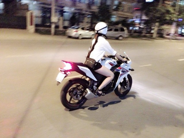 Cô gái Huế xinh đẹp cưỡi xe phân khối lớn “náo loạn” đường phố