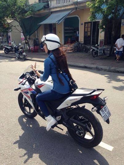 Cô gái Huế xinh đẹp cưỡi xe phân khối lớn “náo loạn” đường phố