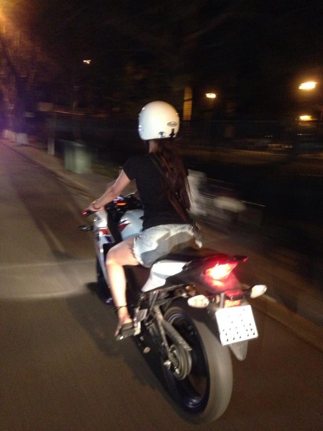 Cô gái Huế xinh đẹp cưỡi xe phân khối lớn “náo loạn” đường phố