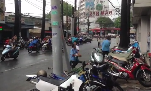 Clip: Bảo vệ trông xe đánh nhau gây náo loạn phố