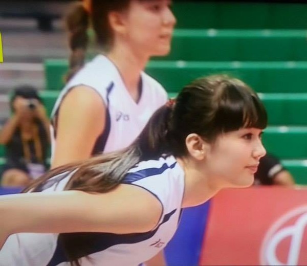 Nhan sắc xinh đẹp của VĐV bóng chuyền khiến triệu người mê mẩn