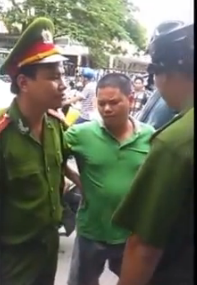 Video: Tài xế yêu cầu chiến sĩ bắt xe mình về phường làm việc