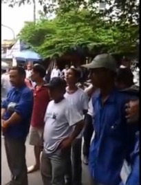 Video: Tài xế yêu cầu chiến sĩ bắt xe mình về phường làm việc