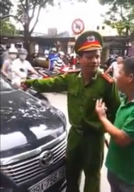 Video: Tài xế yêu cầu chiến sĩ bắt xe mình về phường làm việc