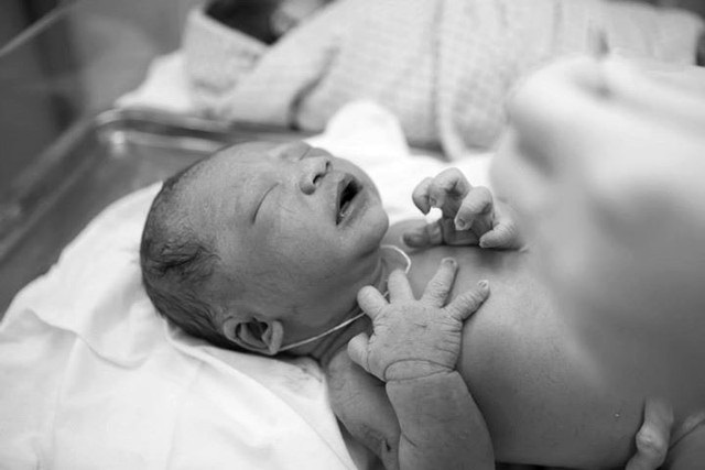 Bộ ảnh chân thực: Chồng chụp khoảnh khắc vợ vượt cạn gây xúc động