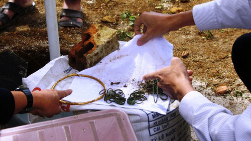 Thi công chốt an ninh đào trúng mộ có vàng