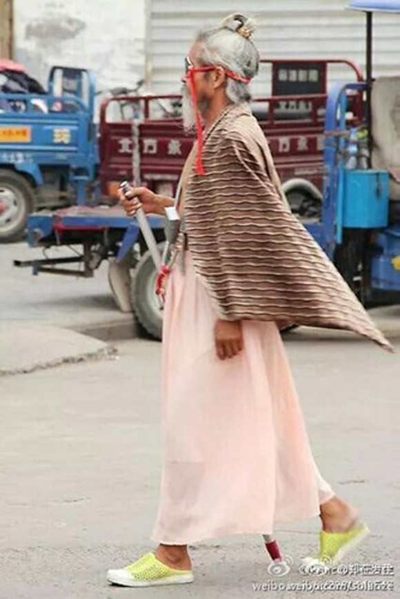 Xôn xao ông lão ăn mày có gu thời trang 