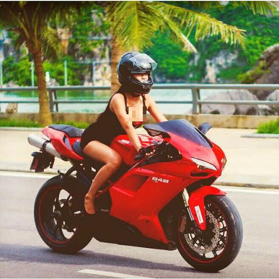 Thiếu nữ Hạ Long nóng bỏng bên xế khủng