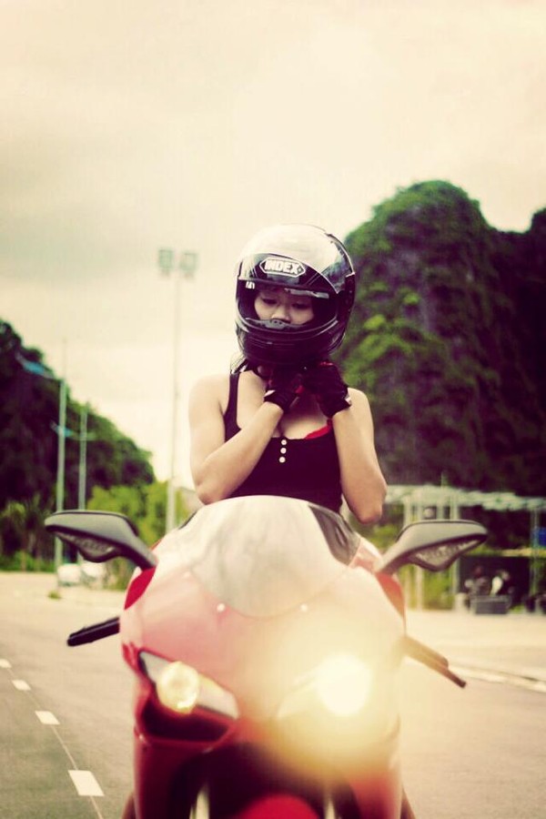 Thiếu nữ Hạ Long nóng bỏng bên xế khủng