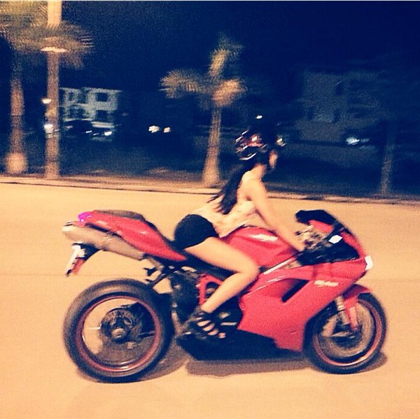 Thiếu nữ Hạ Long nóng bỏng bên xế khủng