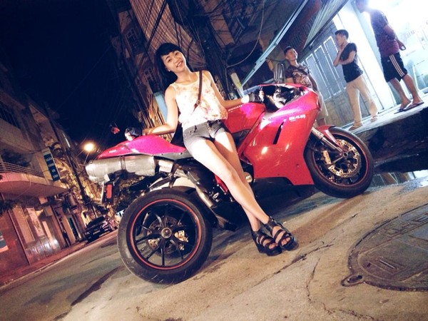 Thiếu nữ Hạ Long nóng bỏng bên xế khủng