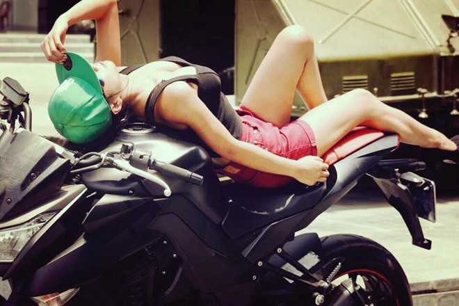 Thiếu nữ Hạ Long nóng bỏng bên xế khủng