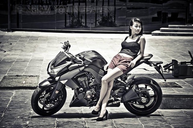 Thiếu nữ Hạ Long nóng bỏng bên xế khủng