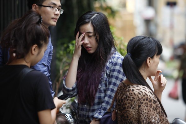 Hot girl Mie, JVevermind khóc nức nở khi đến nhà Toàn Shinoda