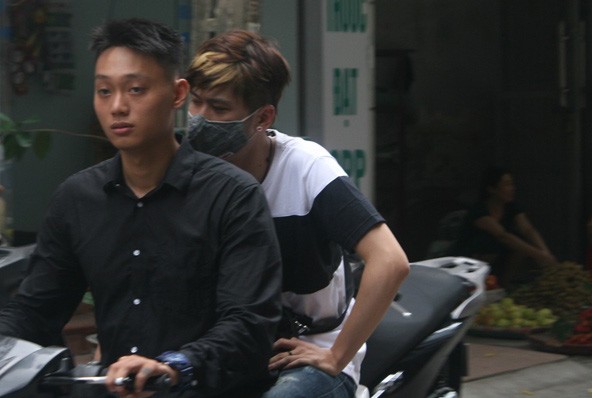 Hot girl Mie, JVevermind khóc nức nở khi đến nhà Toàn Shinoda