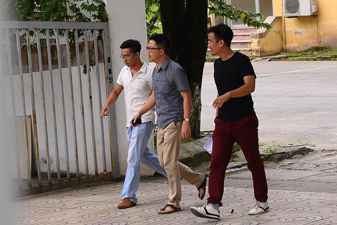 Hot girl Mie, JVevermind khóc nức nở khi đến nhà Toàn Shinoda