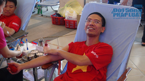 Choáng ngợp sắc đỏ ngập tràn sân vận động Mỹ Đình