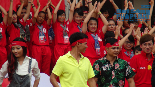 Choáng ngợp sắc đỏ ngập tràn sân vận động Mỹ Đình