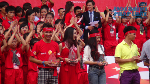 Choáng ngợp sắc đỏ ngập tràn sân vận động Mỹ Đình