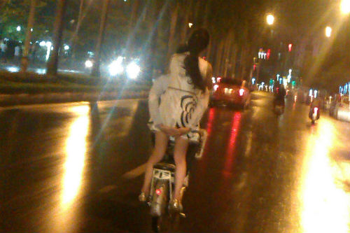 Clip: Thanh niên thả tay lái ôm bạn gái trên đường