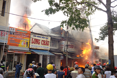 Buôn Ma Thuột: Hỏa hoạn thiêu rụi hơn 10 cửa hiệu buôn bán