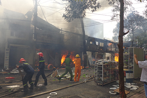 Buôn Ma Thuột: Hỏa hoạn thiêu rụi hơn 10 cửa hiệu buôn bán