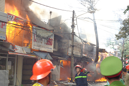 Buôn Ma Thuột: Hỏa hoạn thiêu rụi hơn 10 cửa hiệu buôn bán