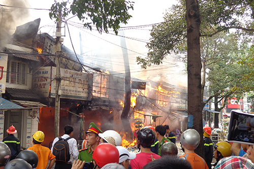 Buôn Ma Thuột: Hỏa hoạn thiêu rụi hơn 10 cửa hiệu buôn bán