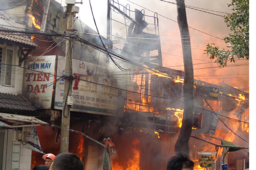 Buôn Ma Thuột: Hỏa hoạn thiêu rụi hơn 10 cửa hiệu buôn bán