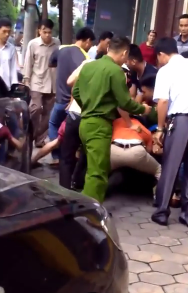 Clip: “Thanh niên ngáo đá” cầm súng bắn công an gây xôn xao Clip: “Thanh niên ngáo đá” cầm súng bắn công an gây xôn xao