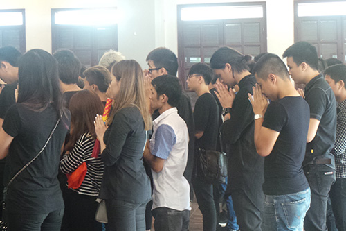 Xúc động clip fan hâm mộ tưởng nhớ Toàn Shinoda Xúc động clip fan hâm mộ tưởng nhớ Toàn Shinoda