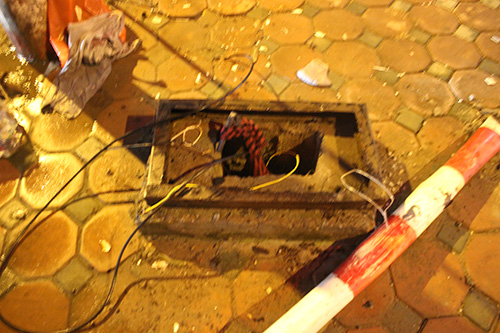 Hà Nội: Xế hộp húc đổ biển báo giao thông, nhiều người bất tỉnh 