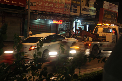 Hà Nội: Xế hộp húc đổ biển báo giao thông, nhiều người bất tỉnh 