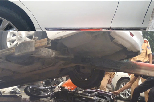 Hà Nội: Xế hộp húc đổ biển báo giao thông, nhiều người bất tỉnh 