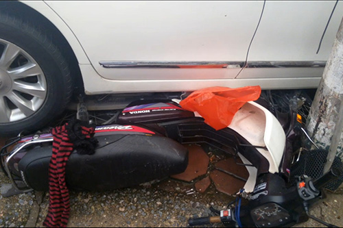 Hà Nội: Xế hộp húc đổ biển báo giao thông, nhiều người bất tỉnh 