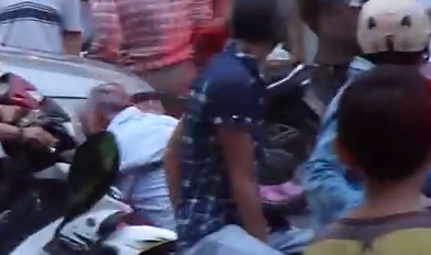 Clip: Bức xúc thanh niên hành hung người ngoại quốc 