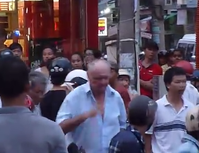 Clip: Bức xúc thanh niên hành hung người ngoại quốc 