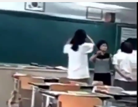 Clip: Phẫn nộ cô giáo Hàn Quốc tát học sinh bôm bốp
