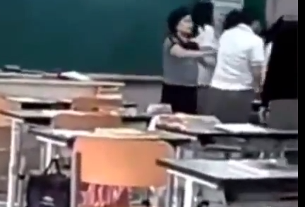 Clip: Phẫn nộ cô giáo Hàn Quốc tát học sinh bôm bốp