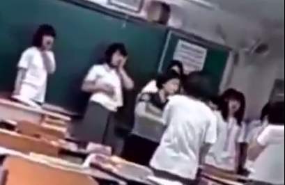 Clip: Phẫn nộ cô giáo Hàn Quốc tát học sinh bôm bốp