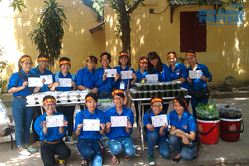 Cảm động nghĩa tình “Cơm chay sĩ tử”