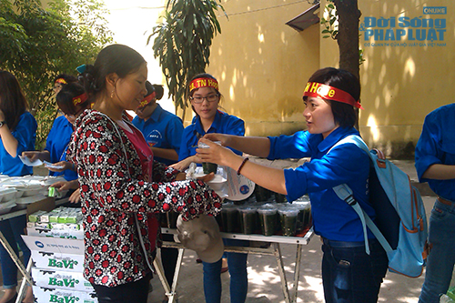 Cảm động nghĩa tình “Cơm chay sĩ tử”