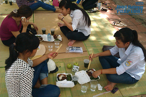 Cảm động nghĩa tình “Cơm chay sĩ tử”